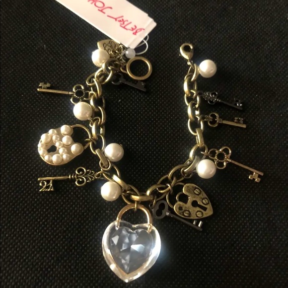 Betsey Johnson Gold Tone Brass Ox Lock & Key Charm Bracelet Crystal/Faux Pearl - Picture 3 of 8